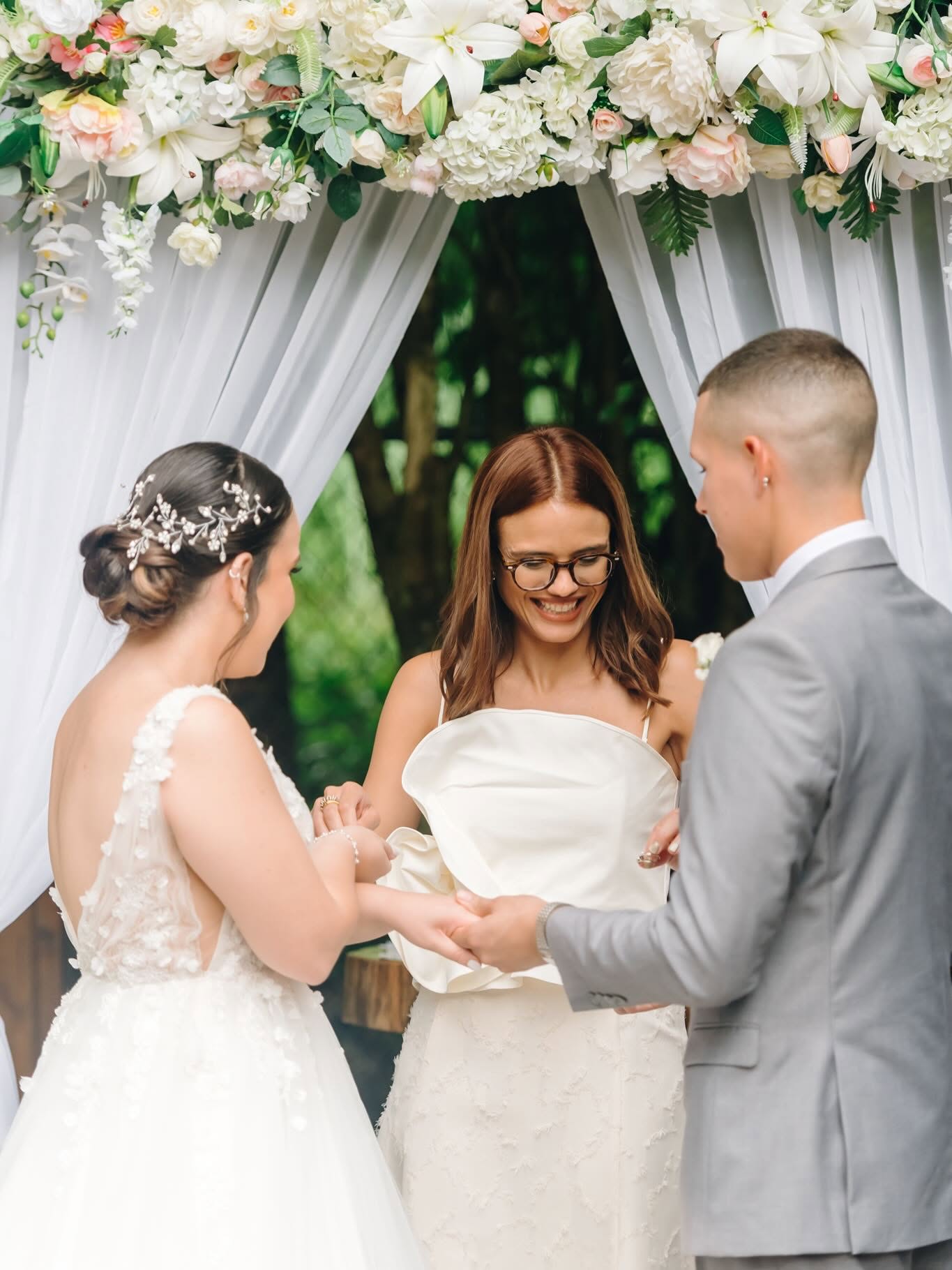 Mariela L. Negrón Marty, oficiante de bodas en Puerto Rico, celebrando una ceremonia